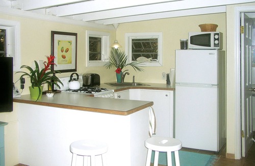 Monte Cottage | Cute Cozy Cottage with private entrance and ocean views in prime neighborhood
