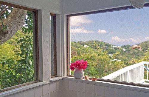 Monte Cottage | Cute Cozy Cottage with private entrance and ocean views in prime neighborhood