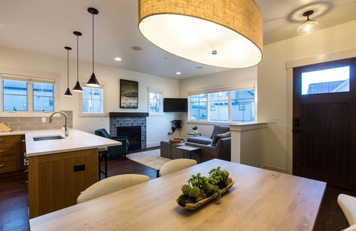 Bend Cottage | CUTE! Heart of resort w/amenities ~ private patio ~ pocket park ~ wifi ~ 🐶