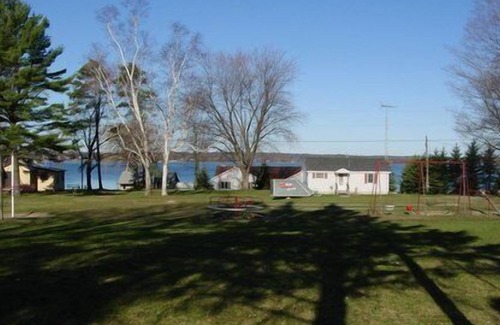 Central Lake Cabin | CUTE LOG CABIN WITH SHARED FRONTAGE ON TORCH LAKE