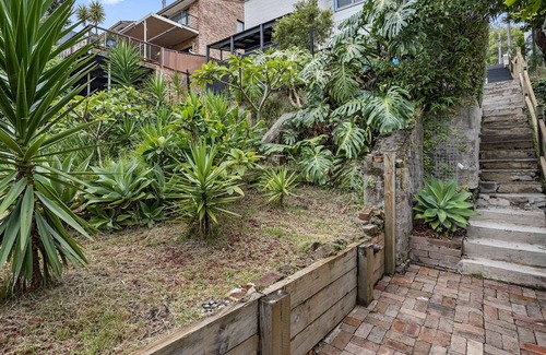 Randwick Apartment | Cute, private 2BR cottage ‘in the trees’, plus sofa bed, great location