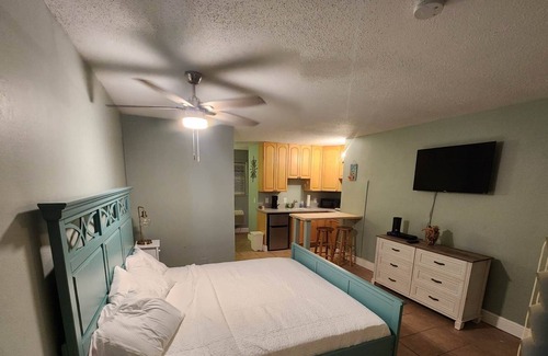 Bostwick Park Condo | Cute studio on beach