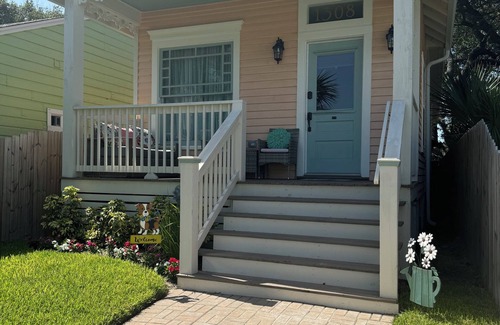San Jacinto Cottage | Cute, updated home close to the beach!