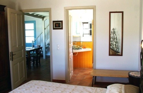 Skala House | Cycladic-style house near the sea with splendid views of the Chora.