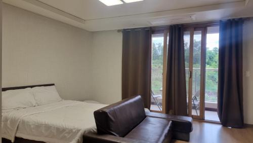 Clark Freeport Apartment | D Heights Studio with Balcony
