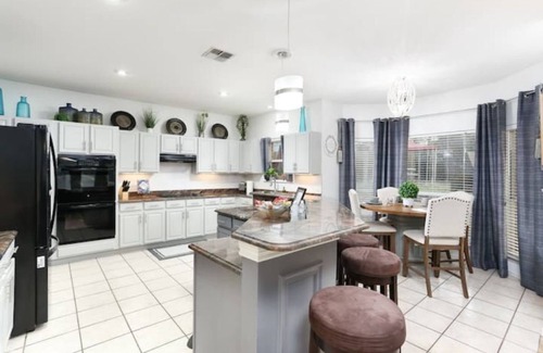 San Antonio House | D'Hidden Gem |Sleeps16 |Heated Pool, 5 acres