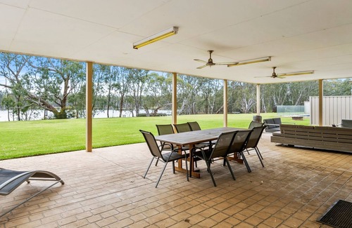 Bundalong House | D3 Ski Ranch. 5-bedroom waterfront home and private jetty.