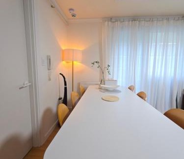 Daemyeong-dong Apartment | Daegu, Apsan, Room 2, Spacious Living Room, Emotional Dining, Pretty Bathtub, Parking Guaranteed