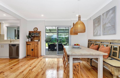 Port Noarlunga South House | Daisy's Beachside Cottage-Picnic Garden, Pool Table & Games in Port Noarlunga