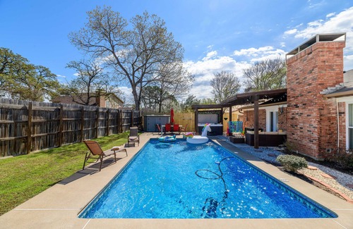 Bedford House | Dallas Fort Worth Central Home w/Pool, Hot Tub, games!