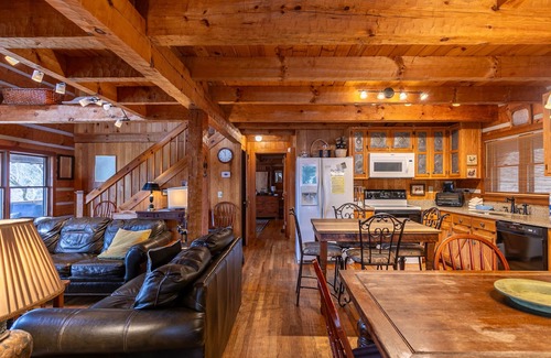 Boone Cabin | Daniel Boone Lodge- Hot Tub-Pet Friendly-Pool Table-Nearby New River
