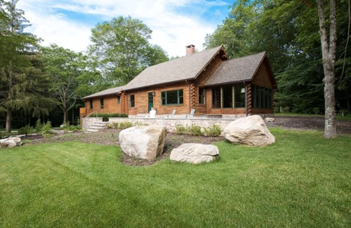 Killingworth Cabin | Daniel Boone meets Mid Century Modern Retreatn