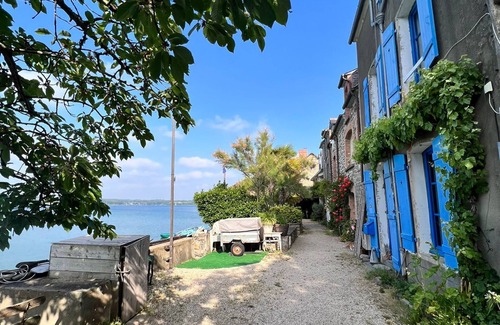 Saint-Suliac House | Dans L'un des Plus Beaux Villages de France, les Pieds Dans L'eau