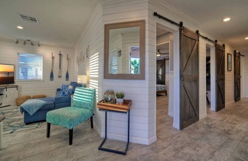 Leeward Sands House | Dapper Dolphin-Yard, Sunset View, Near City Pool