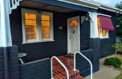Wagga Wagga House | Darcy's Cottage with Free Wi-Fi and Netflix