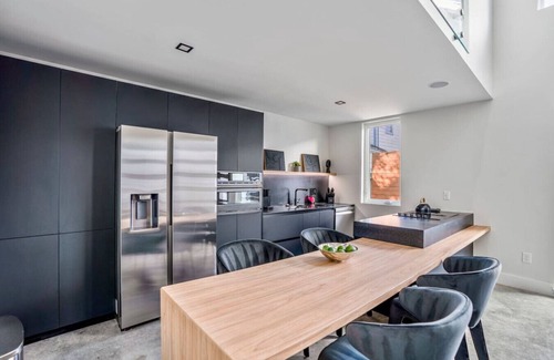 East Downtown Houston House | Dark loft · The O’Four Lofts - Midnight Lux