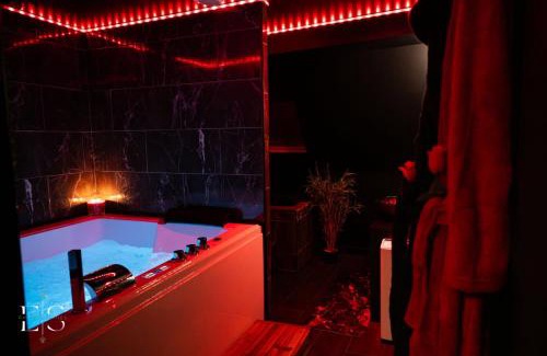 Saint-Omer Hotel | Dark love room