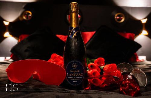 Saint-Omer Hotel | Dark love room