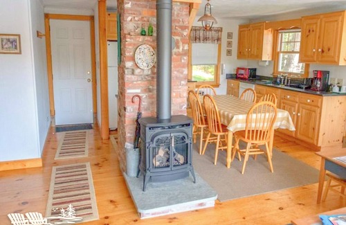 East Boothbay Cabin | Dash Inn: Your Salt-Water Cove Retreat with Stunning Views, AC & Dog-Friendly!
