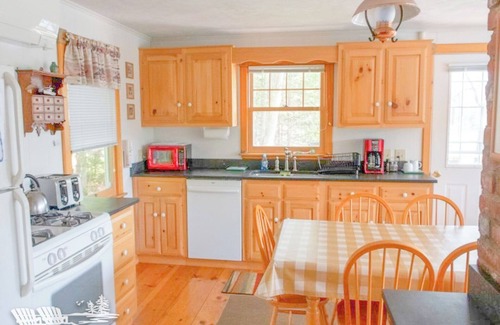 East Boothbay Cabin | Dash Inn: Your Salt-Water Cove Retreat with Stunning Views, AC & Dog-Friendly!