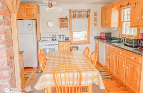 East Boothbay Cabin | Dash Inn: Your Salt-Water Cove Retreat with Stunning Views, AC & Dog-Friendly!