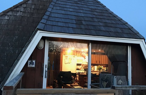 Davis Park House | Davis Park FI Handkerchief House AC Sleeps 12 Large Hot Tub, Large deck with Hot tub Pet friendly l