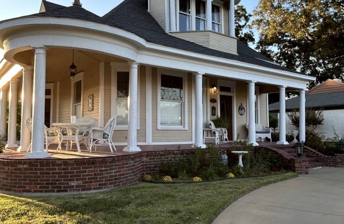 Sulphur Springs House | Davis Street Victorian - Steps away from Celebration Square !