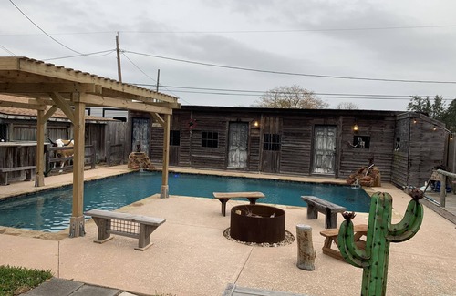 South Side Cottage | DAWG HOUSE quiet get away centrally located in Corpus Christi