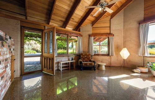 Tawonga House | Daybreak Lodge | High Country Earthen Escape