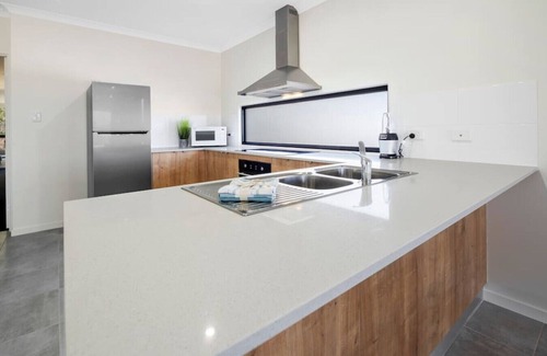 Whitsundays Villa | Daydreaming Airlie Beach Water views & moments to boardwalk.
