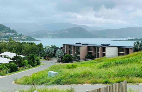Whitsundays Villa | Daydreaming Airlie Beach Water views & moments to boardwalk.