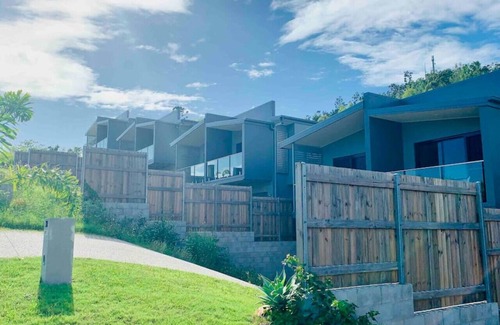 Whitsundays Villa | Daydreaming Airlie Beach Water views & moments to boardwalk.