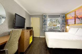 Downtown Hotel | Days Inn by Wyndham Pensacola - Historic Downtown