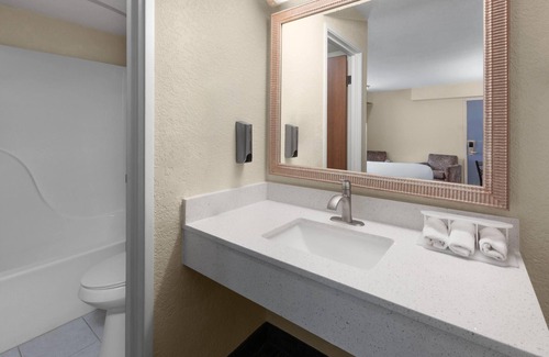 Mackinaw City Hotel | Days Inn by Wyndham Mackinaw City/Bridgeview Area