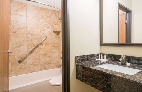 Brainerd Hotel | Days Inn & Suites by Wyndham Baxter Brainerd Area