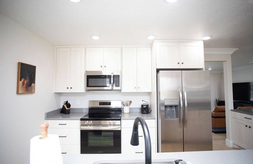 Dayton House | Dayton Diamond- Sleeps 10, Peaceful setting, Game room, Chef's kitchen!