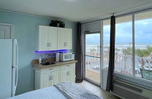 Bostwick Park Condo | Dazzling Daytona Beach Ocean Front View & Balcony-8