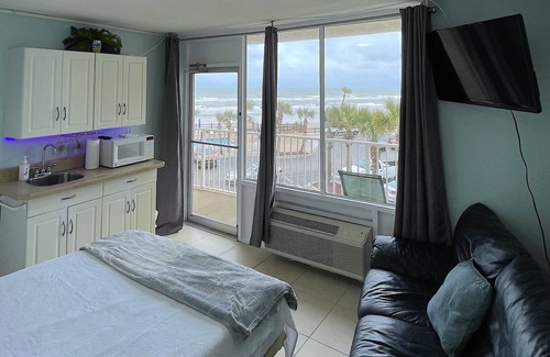 Bostwick Park Condo | Dazzling Daytona Beach Ocean Front View & Balcony-8