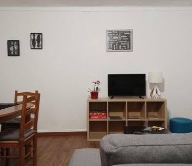 Lousa Apartment | De Cá - suite com acesso independente e kitchenette