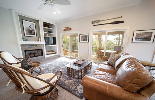 Plantation House | Deacon Blues, 3BR/2.5BA Dog-Friendly Home inside Plantation, Sleeps 7