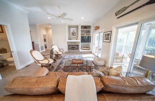 Plantation House | Deacon Blues, 3BR/2.5BA Dog-Friendly Home inside Plantation, Sleeps 7