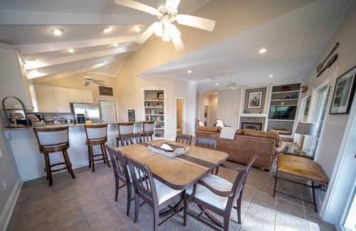 Plantation House | Deacon Blues, 3BR/2.5BA Dog-Friendly Home inside Plantation, Sleeps 7