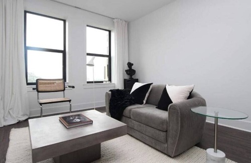 East Hyde Park Apartment | Debonair HP 1BR with Fast Transit to UChicago