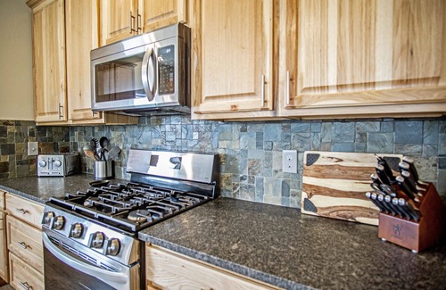 Grand Lake Cabin | Deck w/Expansive Mountain Views, Pool Table - New Construction, Close to Town
