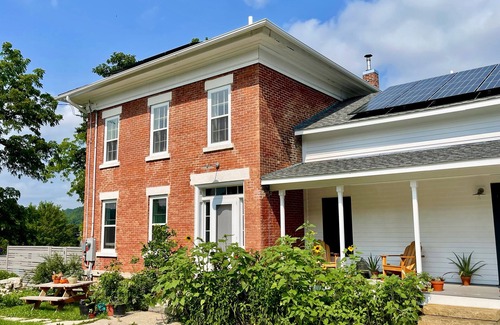 Decorah Apartment | Decorah House- Airy, modern, full of natural light, 5 blocks to downtown