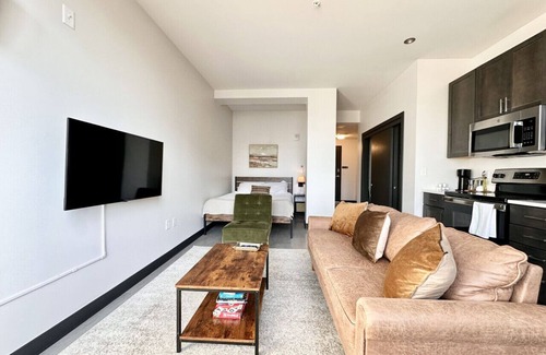 Westown Apartment | Deer District Studio Apt JC10 - One Block from Fiserv and Baird