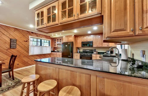 Bijou Park House | Deer Park 4 BR, 3BA, Spa Close to Heavenly