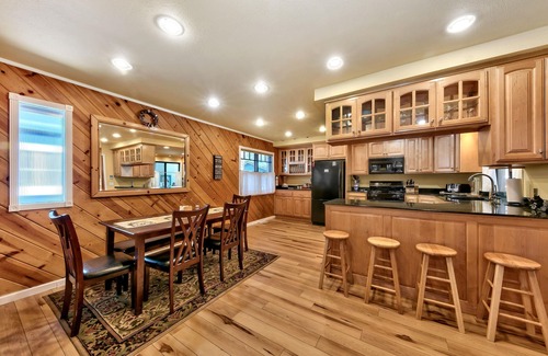 Bijou Park House | Deer Park 4 BR, 3BA, Spa Close to Heavenly