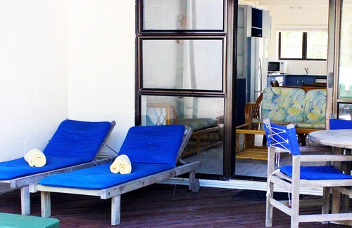 Ngatangiia Apartment | Delightful 2 bedroom waterfront apartment!
