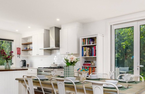 Pialligo Apartment | Delightful 3BR Escape | 9 mins to War Memorial